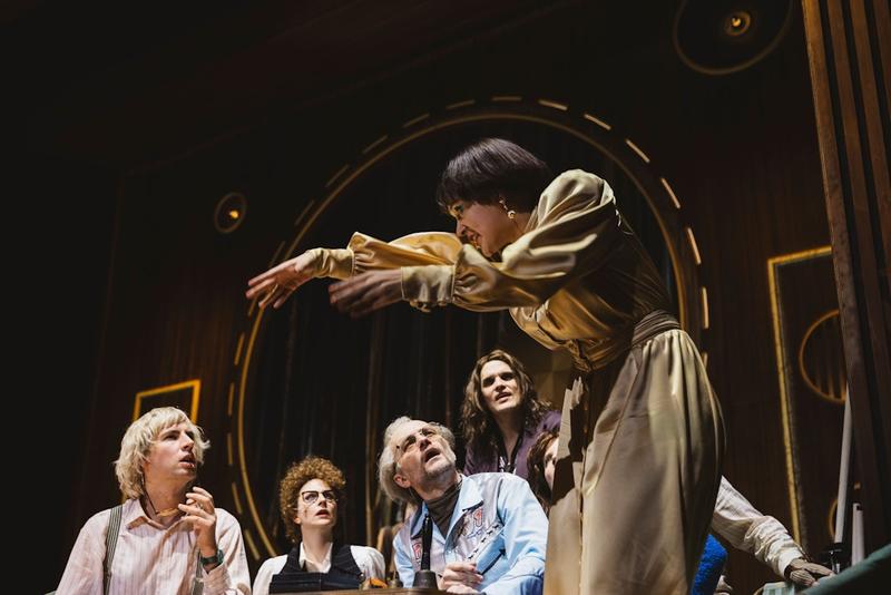 Schnauze, du Hippie! Wie schnell „Eine Minute der Menschheit“ im Deutschen Theater vergeht