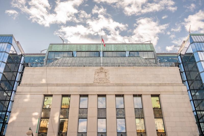 Pas de baisse de taux de sitôt: Washington tient la Banque du Canada en laisse