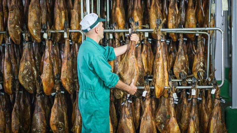 El sector del consumo prevé una caída de precios del jamón y otros derivados del cerdo por la peste porcina africana