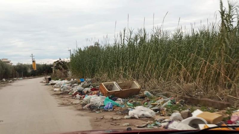Terra dei Fuochi, i rifiuti si ammassano sempre in strada: l'ultima denuncia Ã¨ da Mondragone