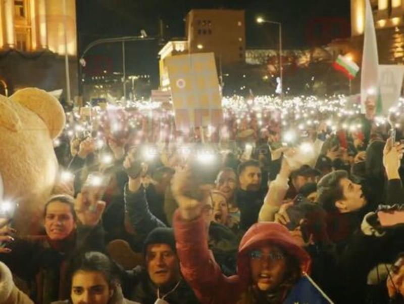 Атака към централата на ДПС-НН! Протестиращите тръгнаха на шествие