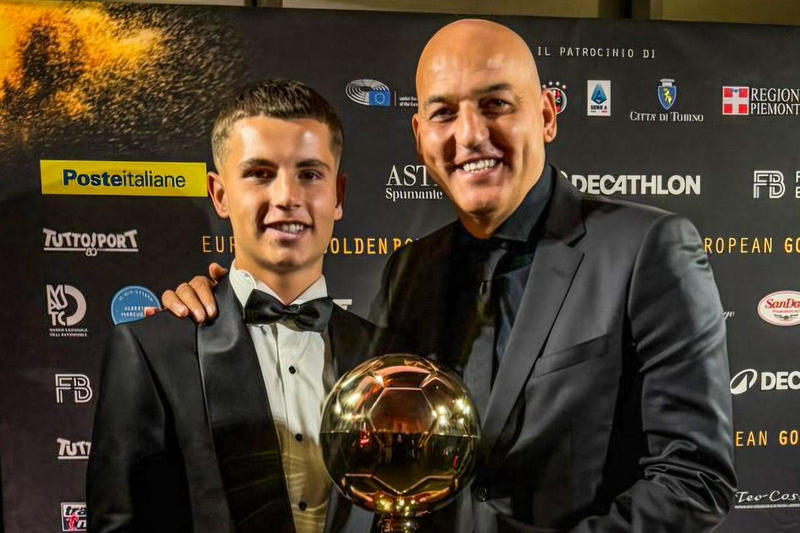 Το βράδυ που ο Μουζακίτης ύψωσε το βραβείο, δικαίωσε το πρότζεκτ του Ολυμπιακού και εκτόξευσε τις απαιτήσεις για το ελληνικό ποδόσφαιρο Το βράδυ που ο Μουζακίτης ύψωσε το βραβείο, δικαίωσε το πρότζεκτ του Ολυμπιακού και εκτόξευσε τις απαιτήσεις για το ελληνικό ποδόσφαιρο