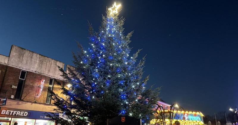 Hundreds flock to Norfolk market town for annual Christmas lights switch-on Hundreds flock to Norfolk market town for annual Christmas lights switch-on