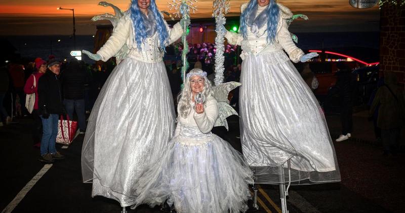 Singing in the snow at seaside town's Christmas fest Singing in the snow at seaside town's Christmas fest