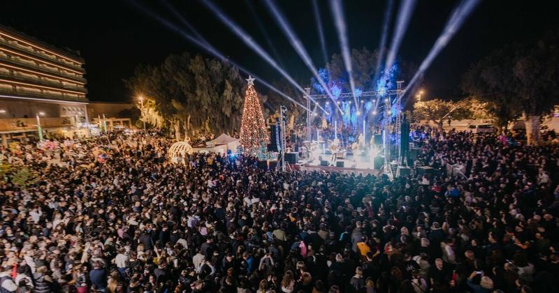 Ένα διαφορετικό άναμμα χριστουγεννιάτικου δέντρου...