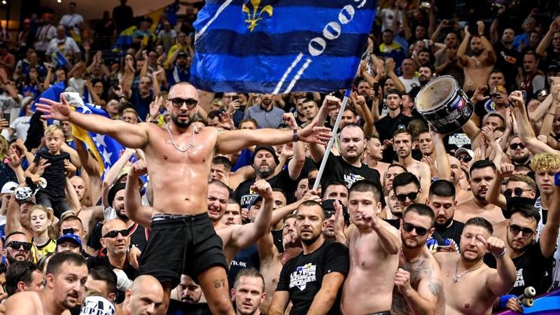 Navijači Bosne i Hercegovine vređali Vučića i razvili transparent: “Jučer kišobran, danas stativ…“ Navijači Bosne i Hercegovine vređali Vučića i razvili transparent: “Jučer kišobran, danas stativ…“