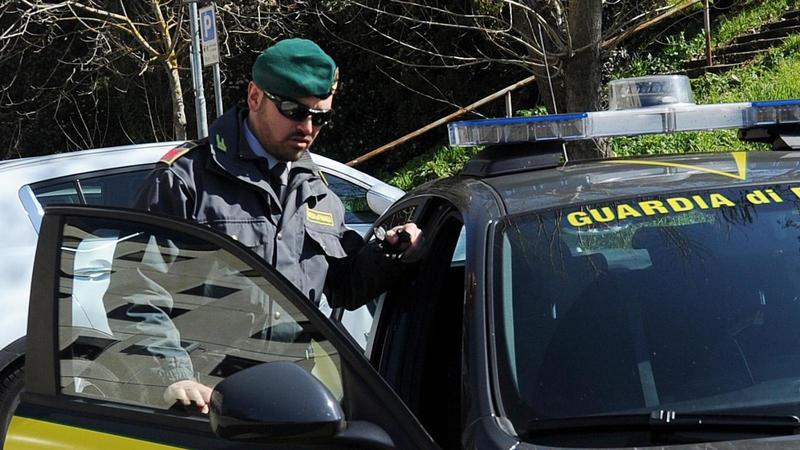 Fermato in auto e trovato con cocaina: arrestato un 22enne