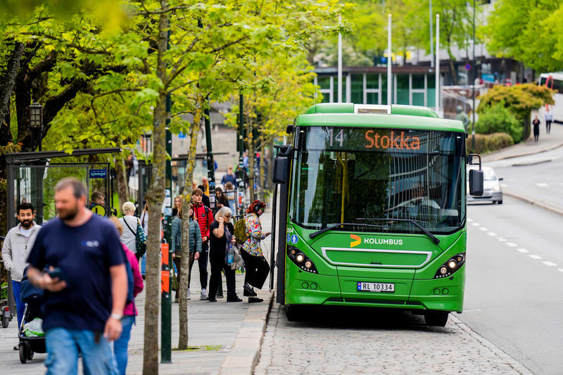 Det er et mysterium at ikke folk tar mer buss når tilbudet blir både dyrere og dårligere