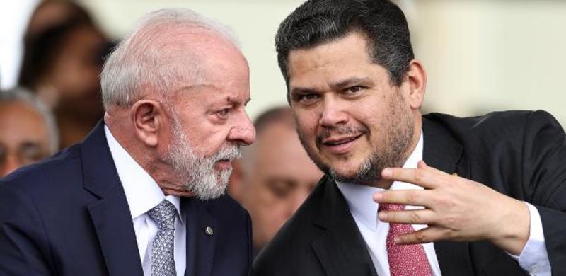 Alcolumbre usa Messias como escada para alcançar a jugular de Lula