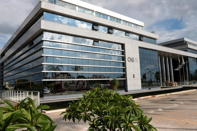 O absurdo dos supersalários