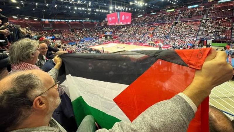 Bandiere delle Palestina al Forum, fioccano le multe: “Sanzioni da 200 euro”