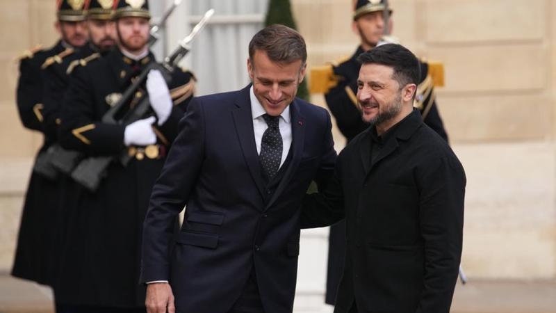 Zelensky a Parigi «avverte» i negoziatori, lite Nato-Mosca per le parole di Cavo Dragone