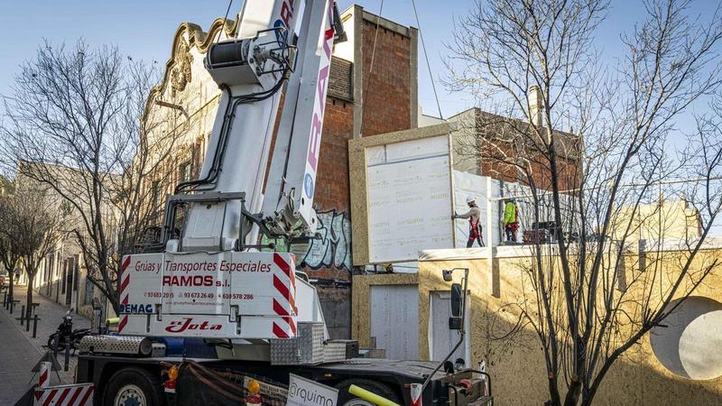Una casa en 14 días: así es como se levanta una vivienda industrializada de madera en Barcelona