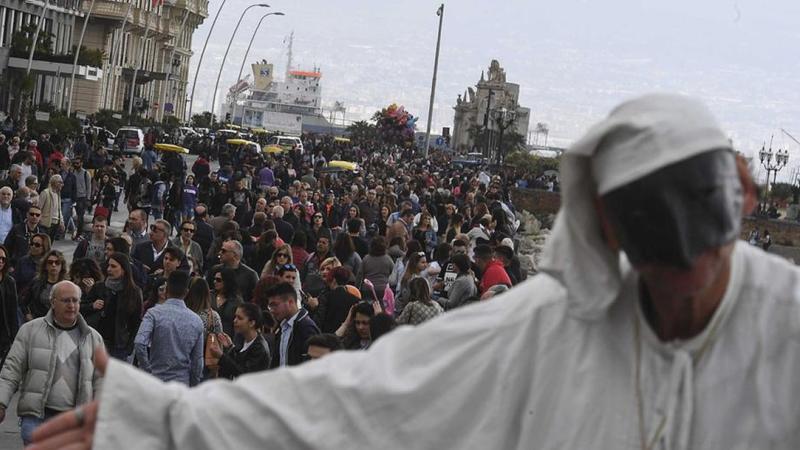 La cittÃ  assediata e lo specchio (opaco) dei social: Ã¨ la Napoli che vogliamo?