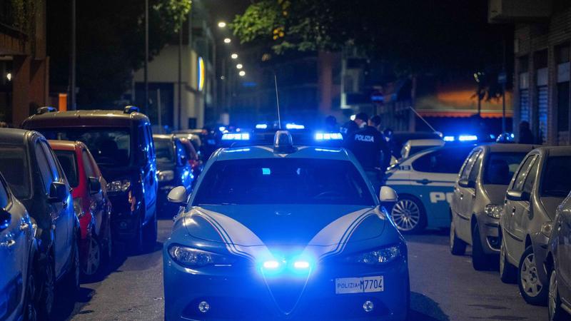 Rapina e aggressione alla polizia sulla Darsena per un paio di airpods: presa gang al femminile, sequestrato tirapugni