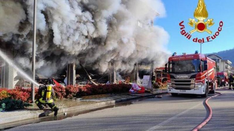 Laveno Mombello, la solidarietà dopo lo spaventoso incendio di via XXV Aprile: parte la raccolta fondi per le famiglie