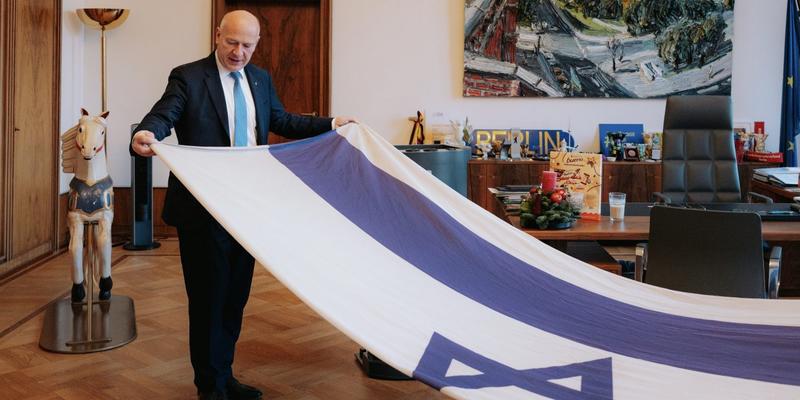 Israel-Flagge vor Rotem Rathaus eingeholt