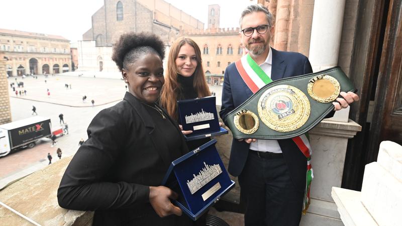 Pamela Malvina, consegnata la Turrita d'argento alla pugile infermiera e alla Bolognina Boxe