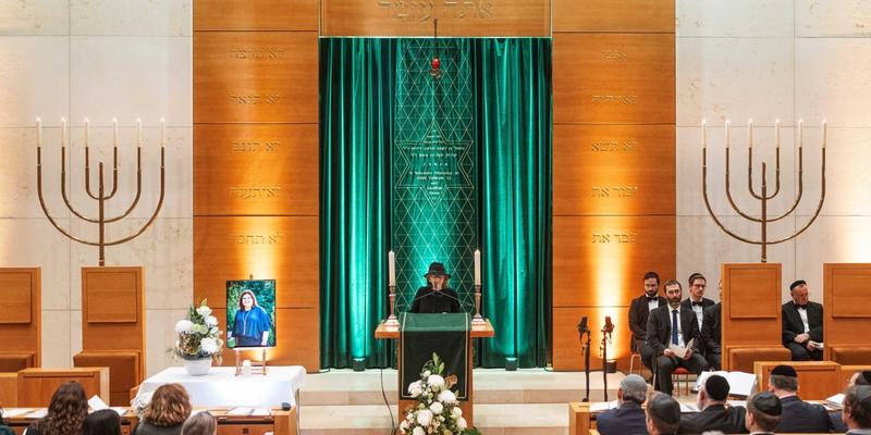 Mit gebrochenem Herzen