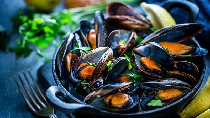 Scivola sul sugo di cozze, risarcimento triplicato: ottiene 15mila euro