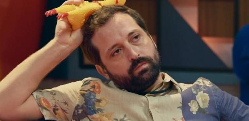 'Trocando de biquíni sem parar': Duvivier lembra prazer de cantar errado