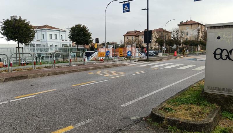Altri disagi per i lavori in viale Po a Ferrara: «Non riusciamo ad attraversare»