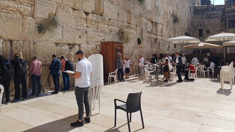 Reportage sulla tregua in Medio Oriente. Viaggio in Israele, tra preghiere, tavole da surf e una convinzione: “Noi attaccati”