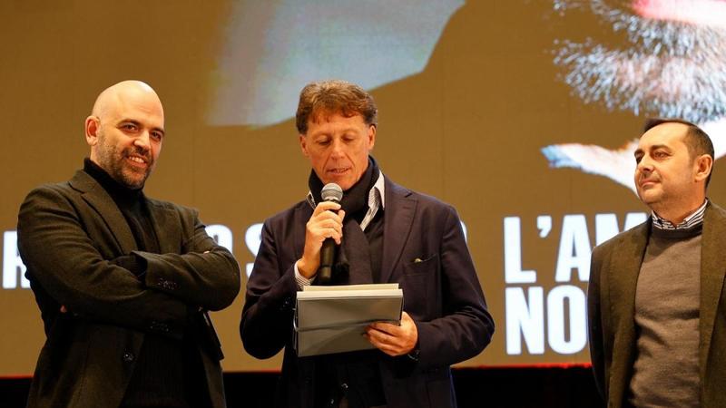 Saviano incontraÂ 400 studenti di Portici:Â Â«La rapiditÃ  dei socialÂ uccide la riflessioneÂ»