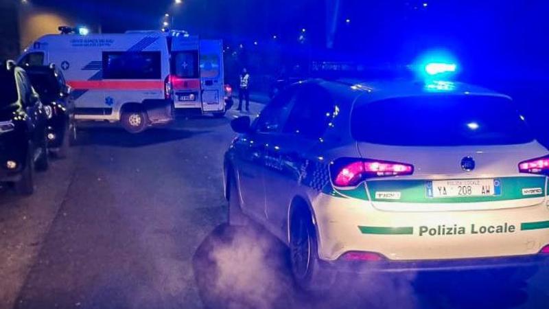 Milano, attraversa la strada (lontano dalle strisce pedonali), investito da un’auto: morto 30enne