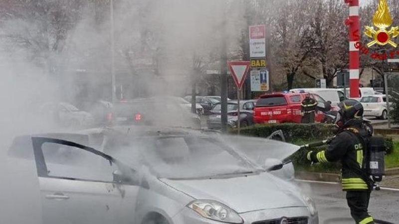 Reggio Emilia, auto in fiamme in via dei Gonzaga