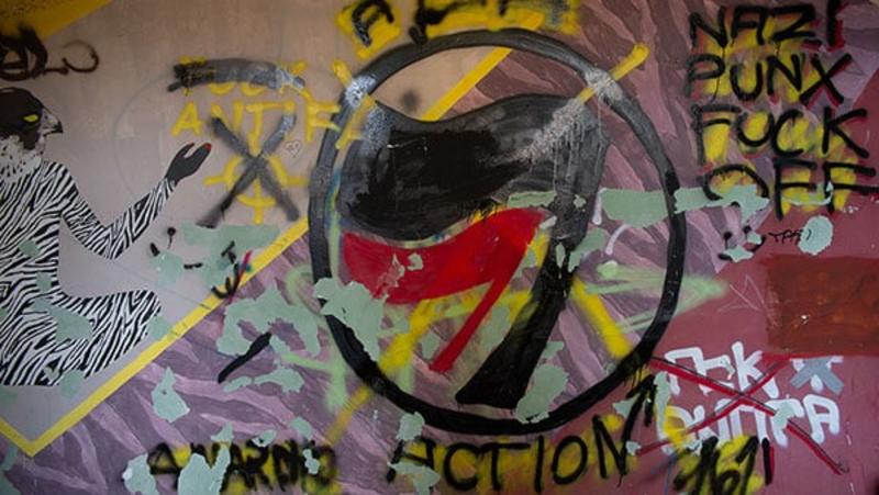 Nova desnica, stari demoni