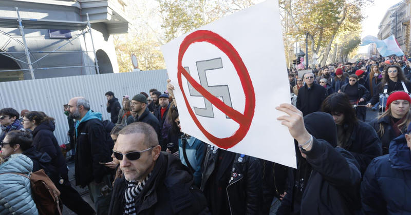 Antifašizam nije komunizam, a pogotovo nije Jugoslavija. Ona je mrtva već 35 godina. Nju na aparatima održavaju jedino - desničari