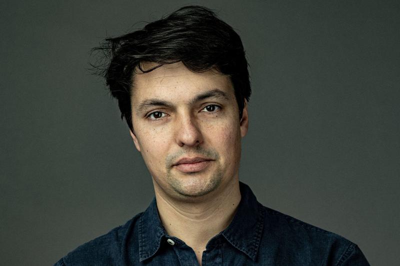 La force exceptionnelle de l’œuvre du peintre américain contemporain Kerry James Marshall plonge le spectateur dans un mélange d’euphorie suscité par la beauté des compositions et l’humour de l’artiste, et d’effroi devant ce qu’il raconte : la situation faite aux Noirs à travers l’histoire.