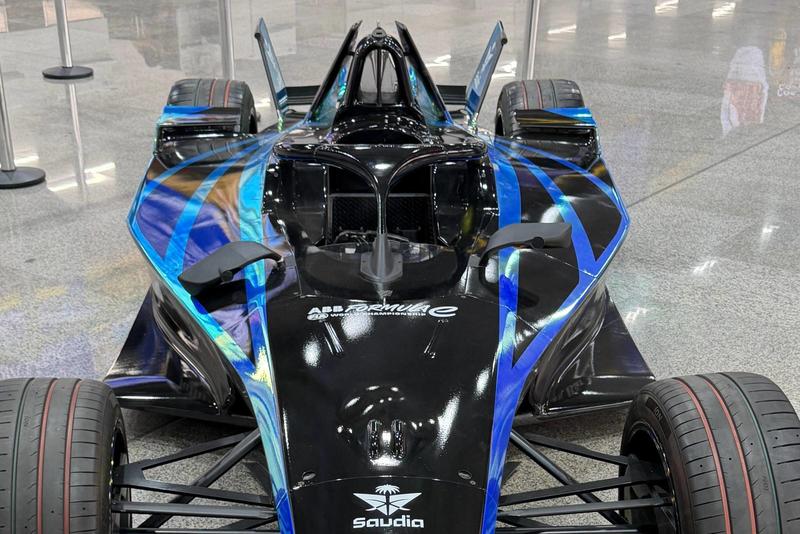 Felipe Drugovich pilota carro mais rápido da Fórmula E na pista do aeroporto de Guarulhos