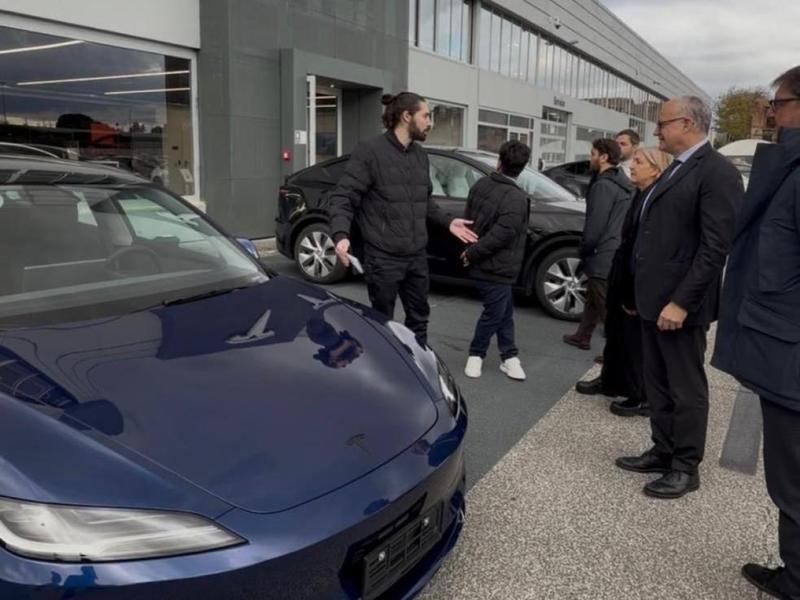 Auto con guida assistita da Intelligenza artificiale (AI), il sindaco Gualtieri e l'assessore Patané provano la Tesla