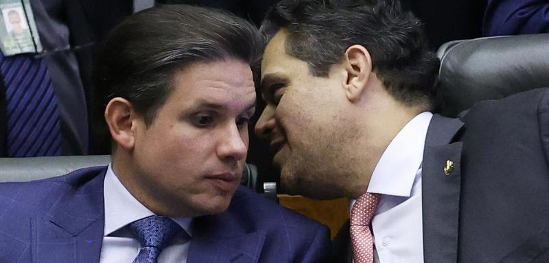 Motta burlou Constituição e adotou princípios da PEC da Bandidagem para blindar bolsonaristas foragidos