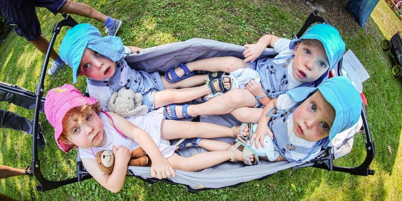 Drei Brüder werden an einem Tag Väter - von vier Kindern