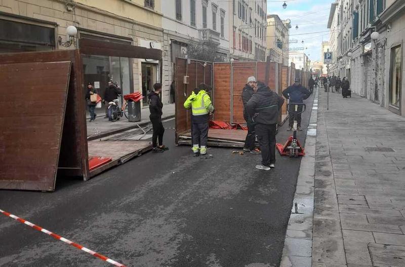 Livorno, le baracchine in legno sono troppo grandi: salta il mercatino di Natale in via Ricasoli