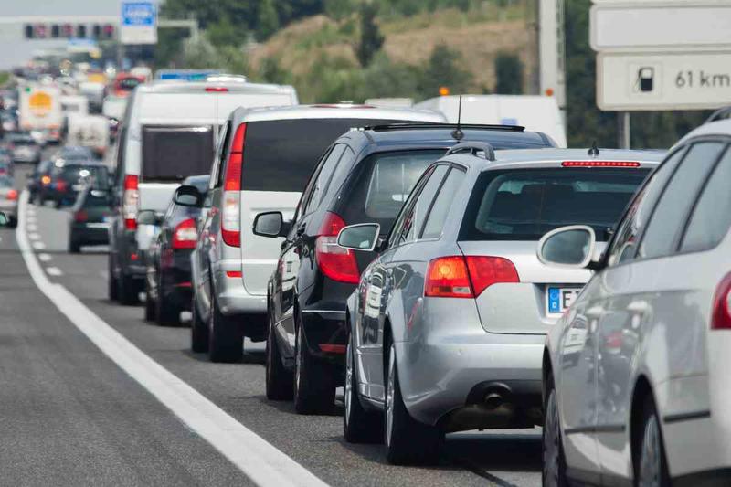 Autostrade, nel 2026 cambiano le regole dei rimborsi per chi resta bloccato nel traffico o per i cantieri. Ecco come