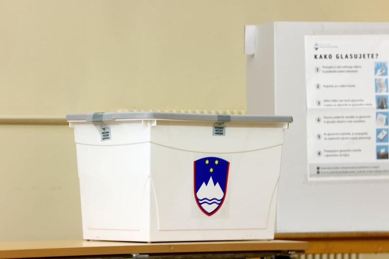 (ČRTICE IZPOD PECE) Resničnostni politični šovi ali preobleke laži in resnice