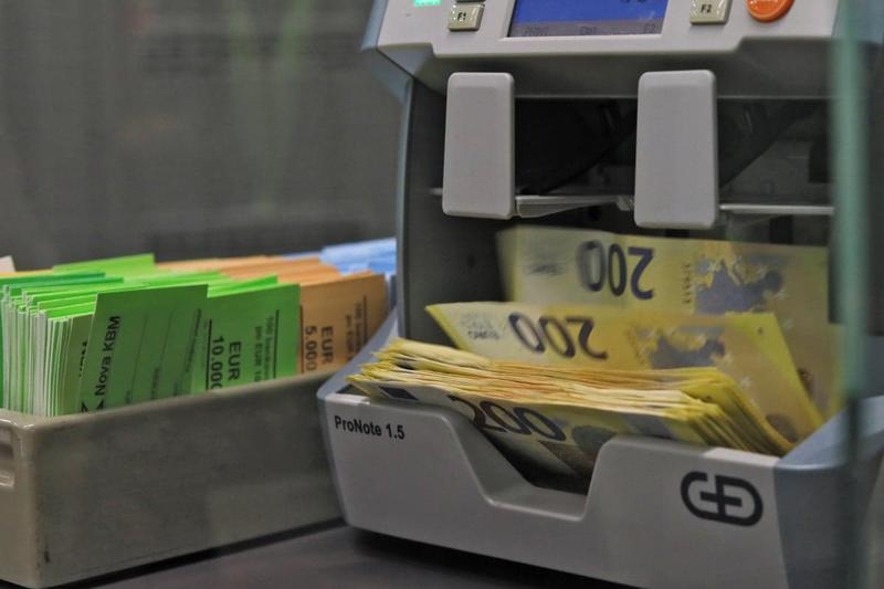 (POGLED) Zakaj pa bi plačevanje z gotovino moralo biti v ustavi?