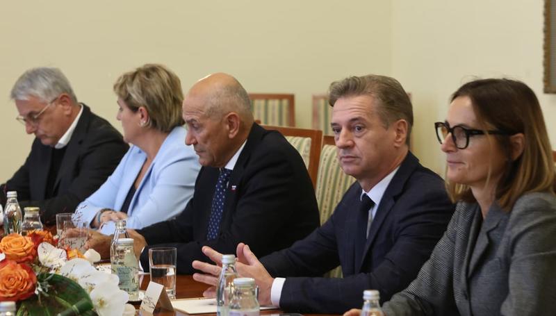 (POGLED) Kolumna Igorja Gošteta: Eni in drugi, a povsem različni (POGLED) Kolumna Igorja Gošteta: Eni in drugi, a povsem različni