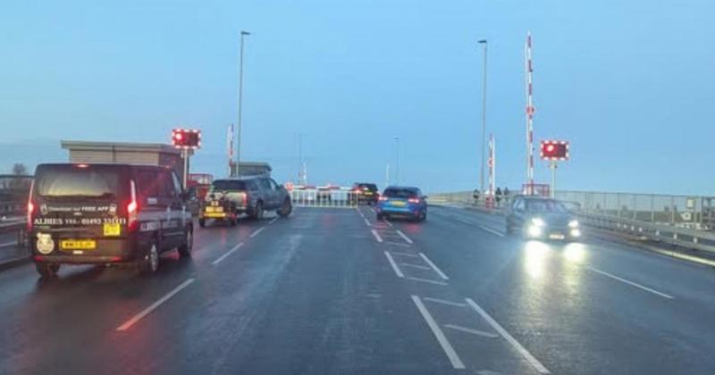 Bridge malfunction causes commuter chaos Bridge malfunction causes commuter chaos