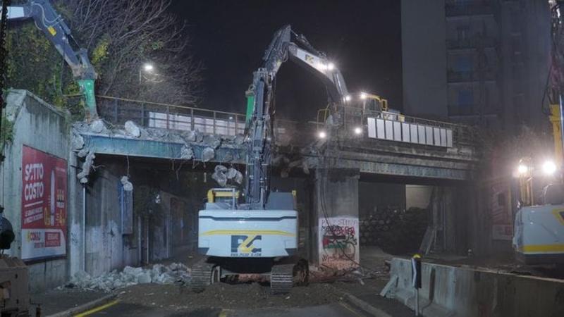 Si demolisce il ponte della ferrovia di via dei Caniana a Bergamo- Foto/Video