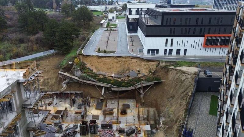 Na sreću, živi smo