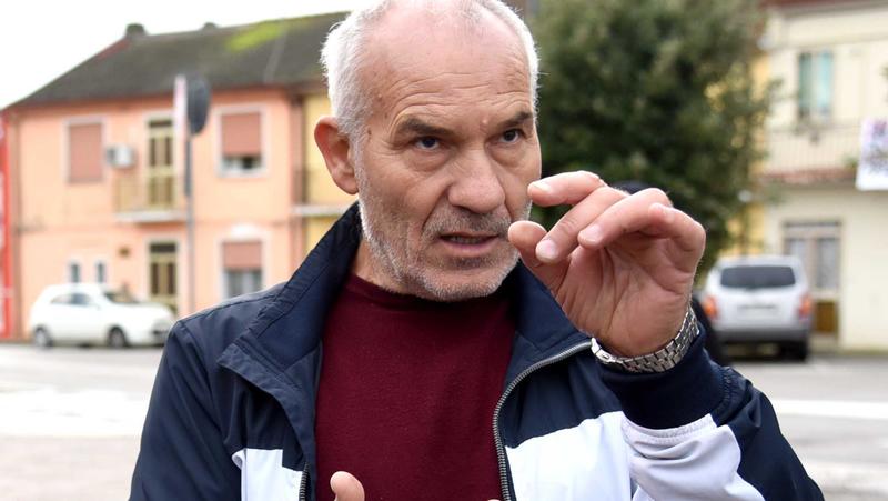 Lenzuola contro i migranti, un geometra guida la protesta: “Questa non è accoglienza”