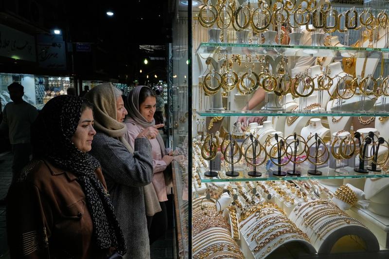As sanctions tighten, Iranians turn to gold as hedge against falling currency