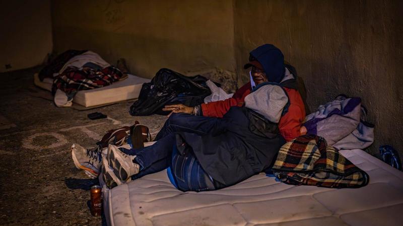 Ocho personas sin hogar malviven en un párking del Baix Guinardó: 