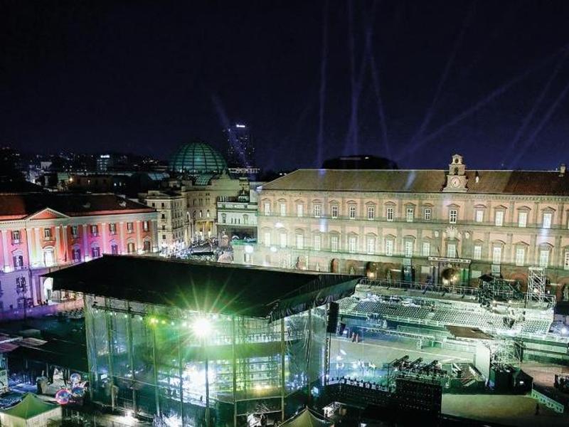 Stasera a Napoli la finale di X Factor: i 16mila spettatori attesi e il rischio ingorghi al centroâLaura Pausini e Jason Derulo super ospiti