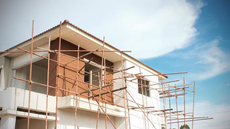 Edilizia, via alla riforma: perché sarà più facile sanare gli abusi prima del 1967. Scontro con le opposizioni sul federalismo fiscale